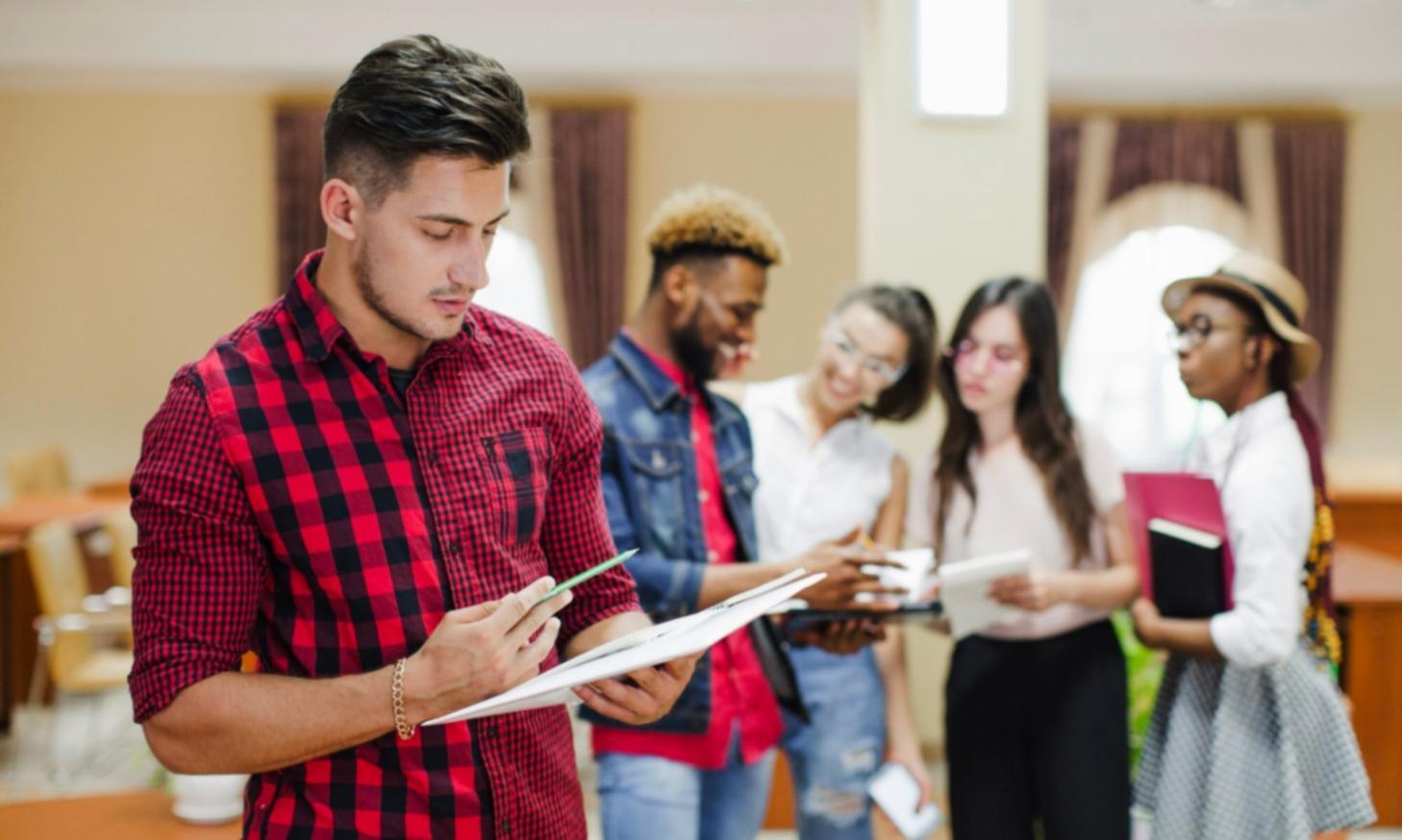Persona organizando documentos financieros en un espacio de trabajo ordenado