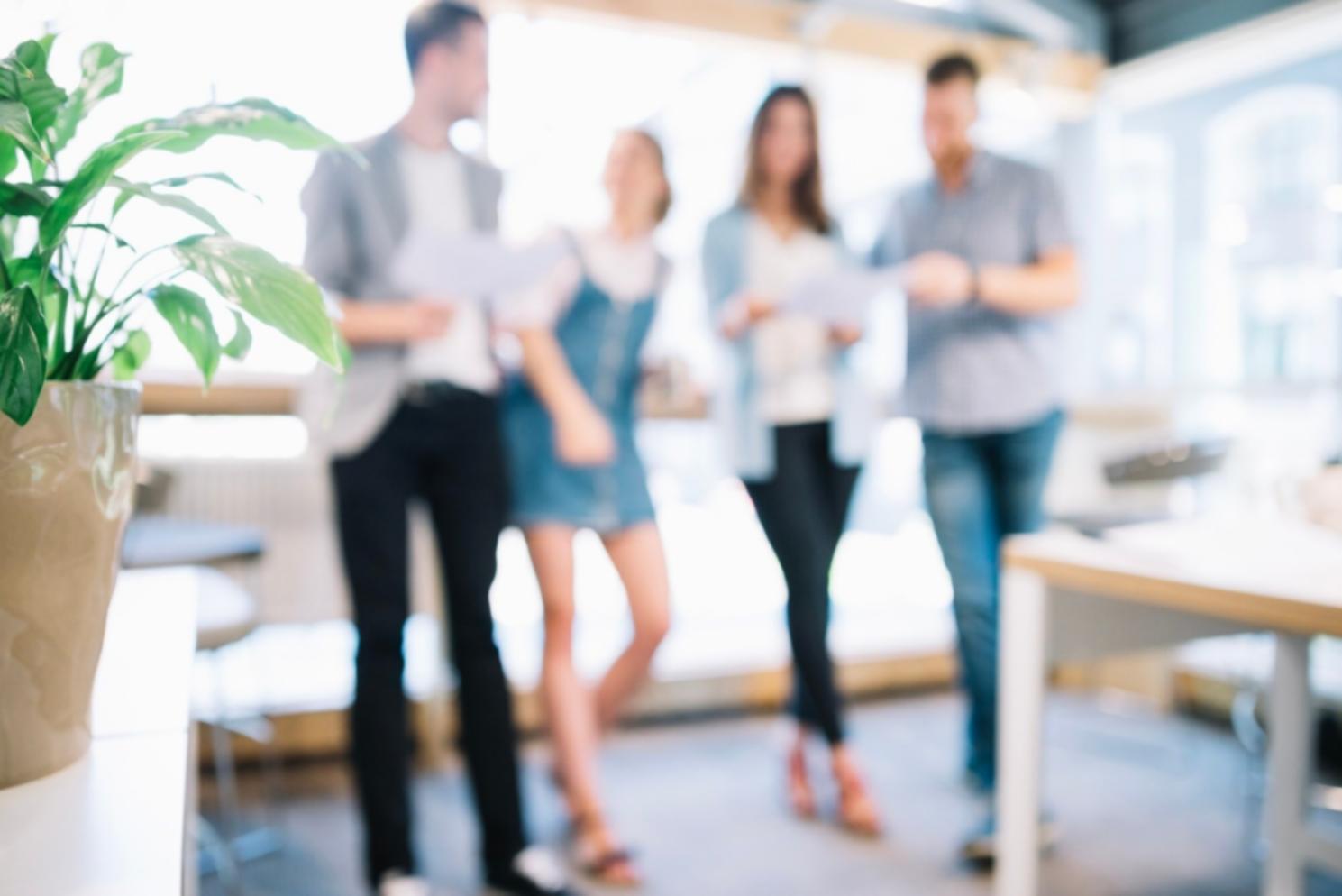 Persona revisando documentos financieros y tomando notas sobre presupuesto personal